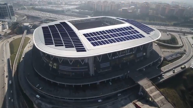 Stadyumun çatısına güneş panelleri yerleştirilecek.