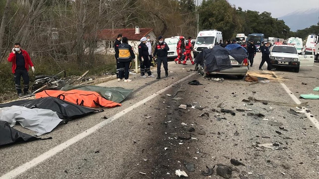 Muğla'da tırla otomobil çarpıştı.