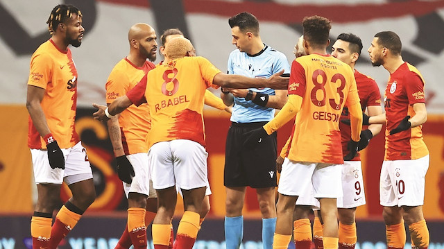 Sarı-kırmızılı futbolcular, Sivasspor maçında hakem Ali Şansalan'a itiraz ediyor.
