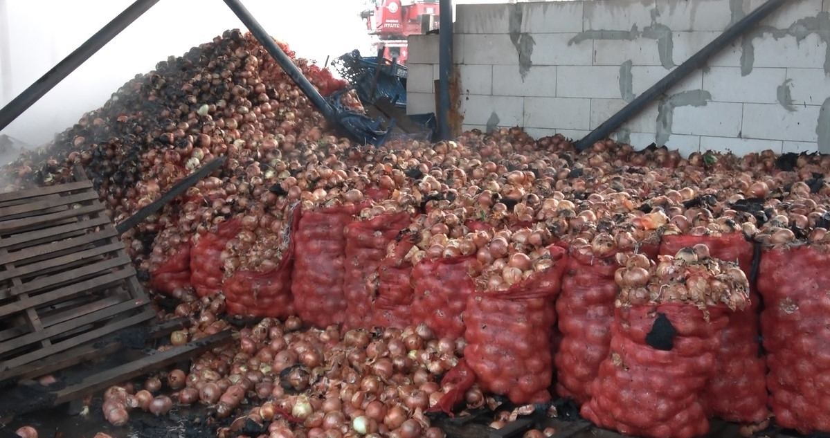 Yangında bir ton soğan zarar gördü.