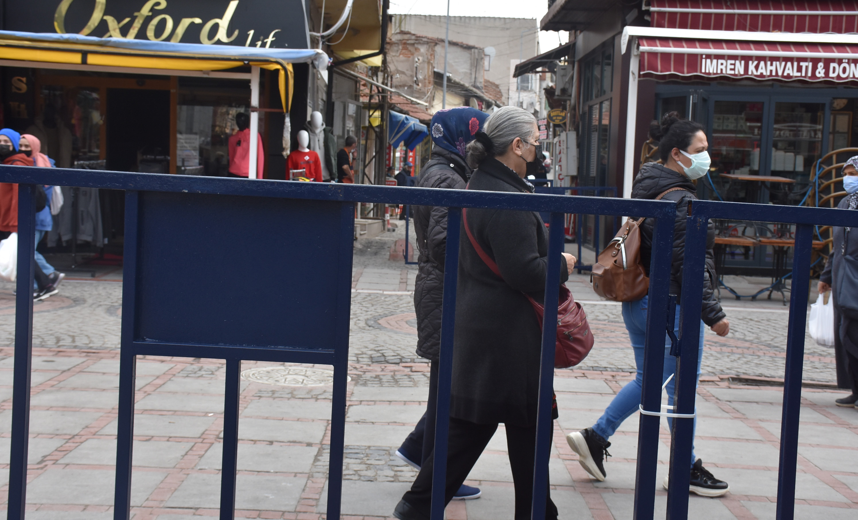 'Çok yüksek riskli' Edirne'de 2 caddeye girişler bariyerlerle kapatıldı. 