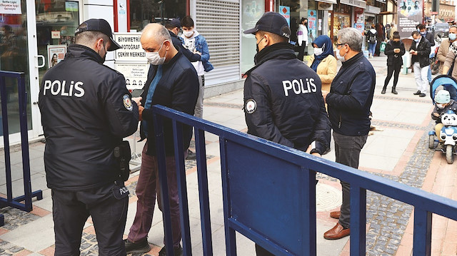 Koronavirüs vaka haritasında “kırmızı” ile gösterilen çok yüksek riskli şehirlerde sıkı önlemler alınıyor.