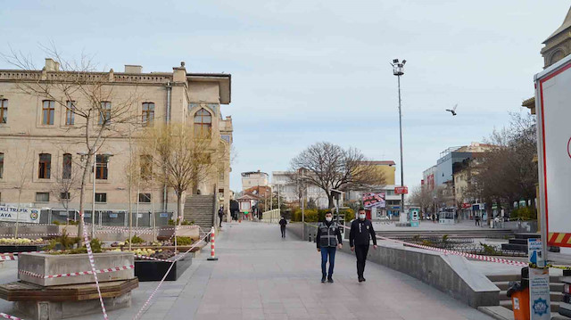 Havanın bulutlu olması da kentteki hareketliliği önledi.