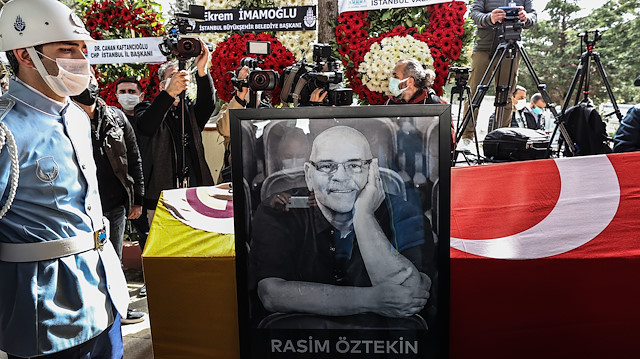 Rasim Öztekin'in cenaze törenine sevenleri akın etti.