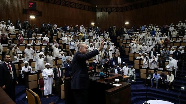 Sudan'da sevgi gösterileriyle karşılanan Cumhurbaşkanı Erdoğan, Meclis'te dakikalarca ayakta alkışlanmıştı. 
