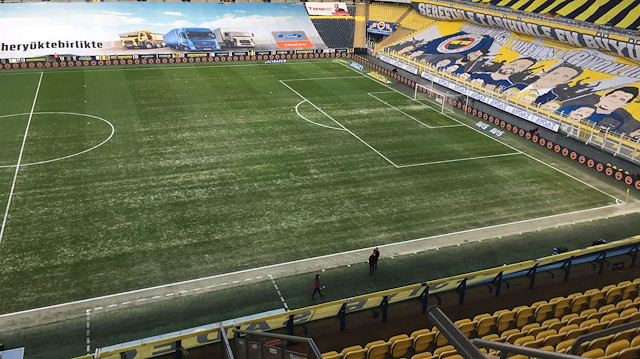 Şükrü Saraçoğlu Stadyumu'nun zeminindeki bozukluklar dikkatlerden kaçmamıştı.
