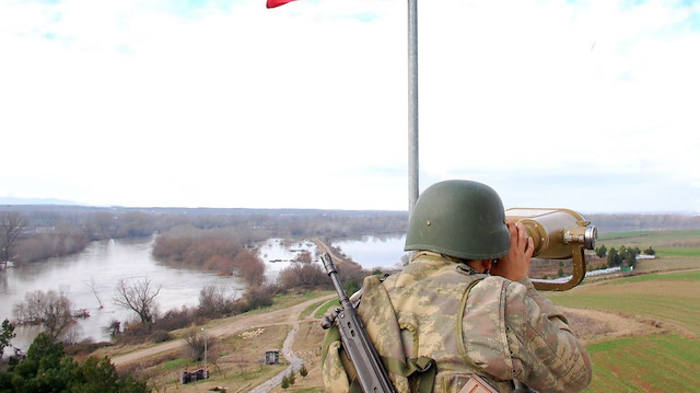 Edirne'de yasa dışı yollardan Yunanistan'a geçmeye çalışan 5 FETÖ üyesi yakalandı.
