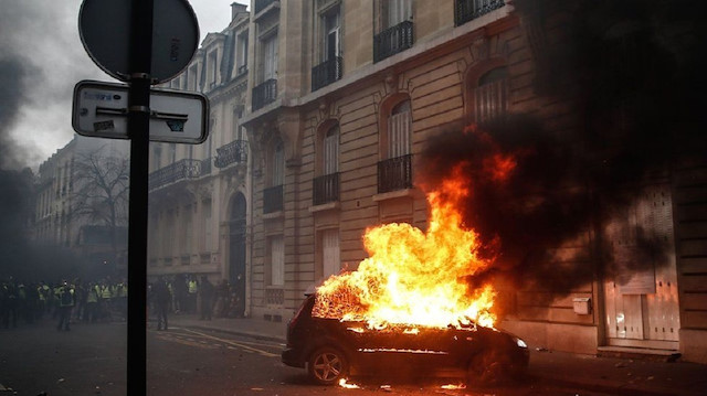 Fransa'da öfkeli halk arabaları ateşe verdi.