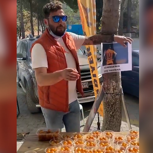 Belhandanın takımdan ayrıldığını duyan Galatasaraylı taraftar lokma dağıttı