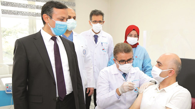 Erciyes Üniversitesi’nde koronavirüse karşı geliştirilen aşı adayının faz-2 çalışmasının ikinci dozunun gönüllülere uygulanmasına başlandı.