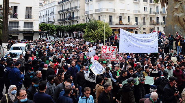 Cezayir'de "köklü değişim" talebiyle gösteriler düzenlenmişti. 