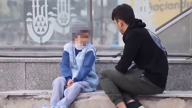 Türkiye'nin gündemine oturan videoda çocuk su satan yardıma muhtaç bir profil çiziyor.
Türkiye'nin gündemine oturan videoda çocuk su satan yardıma muhtaç bir profil çiziyor.