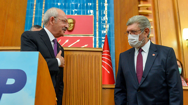 Cihangir İslam'a parti rozetini, CHP Genel Başkanı Kemal Kılıçdaroğlu taktı.