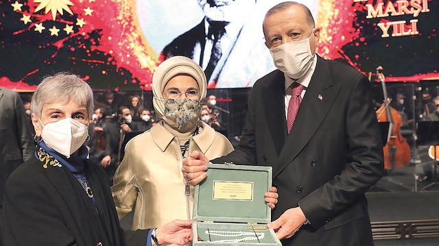Mehmet Akif’in torunu Selma Ersoy Argon, büyük dedesinin namaz tesbihinin bir kopyasını, Cumhurbaşkanı Erdoğan’a hediye etti.