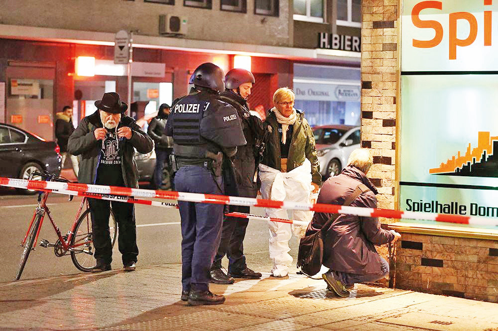 19 Şubat 2020’de Almanya’nın Hanau kentinde iki ayrı kafeye yapılan ırkçı saldırıda 4’ü Türk 9 göçmen kökenli kişi hayatını kaybetti. Saldırıları yapan ırkçı Tobias Rathjen, kanlı olayın ardından annesini de öldürerek intihar etti.