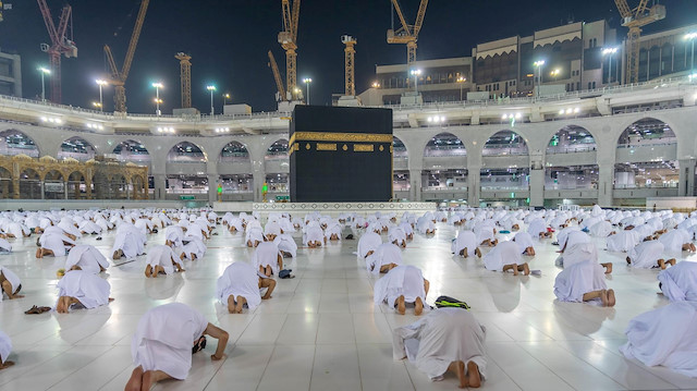Muslims, keeping a safe social distance, pray as they perform Umrah at the Grand Mosque after Saudi authorities ease the coronavirus disease (COVID-19) restrictions, in the holy city of Mecca, Saudi Arabia, November 1, 2020.