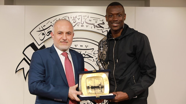 Kızılay Genel Başkanı Dr. Kerem Kınık ve Fenerbahçeli futbolcu Mame Thiam