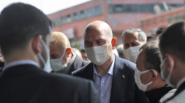 İçişleri Bakanı Süleyman Soylu, hastane önünde ilk taziyeleri kabul etti.