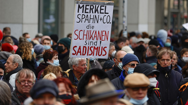 Koronavirüs tedbirlerini protesto eden Almanlar.