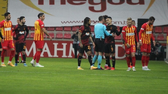 Kayserispor-Galatasaray karşılaşmasından bir kare