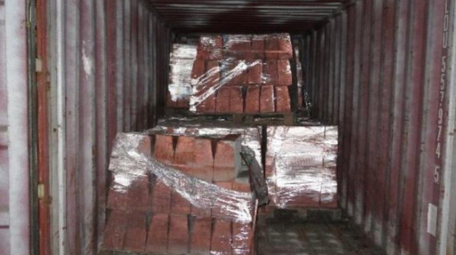 Mühürleri sökülerek boşaltılan ve Çin’e gönderilen 326 konteynere bakır yerine kaldırım taşı kondu.