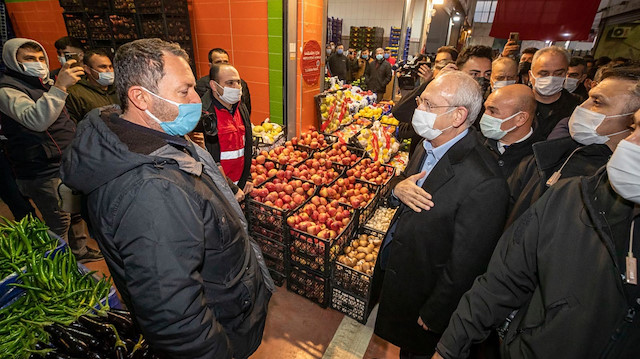 Kemal Kılıçdaroğlu, Buca ilçesindeki Sebze ve Meyve Toptancı Hali'ni gezdi.