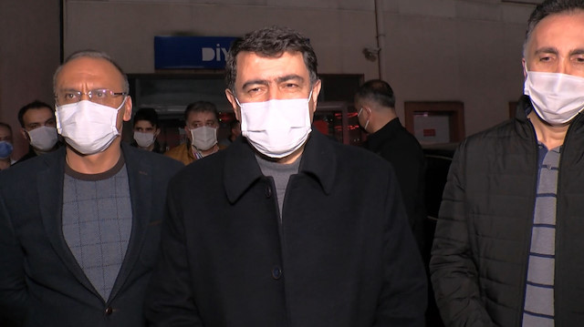Vasip Şahin (ortada) taburcu edilmesinin ardından basın mensuplarına açıklama yaptı.