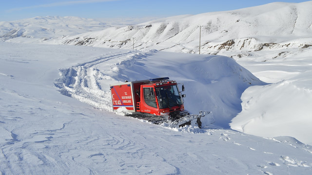 Edirne'den Kars'a sağlık hizmeti aksamıyor: Kar ulaşımı kapatınca paletli ambulansla taşıdılar