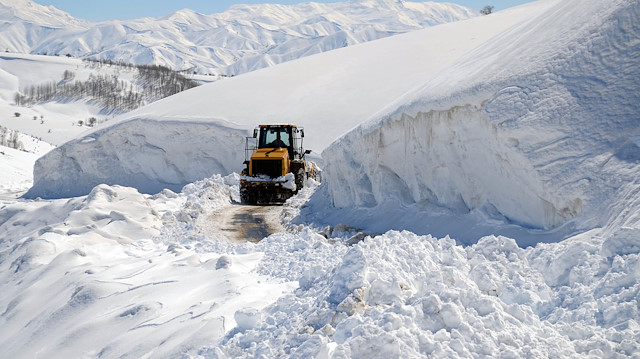 Ekipler, kar kalınlığının iş makinelerinin boyunu aştığı yollarda ilerlemekte güçlük yaşıyor.