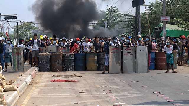 Myanmar'da güvenlik güçlerinin protestoculara silahlı müdahalesi can kayıplarını artırıyor.