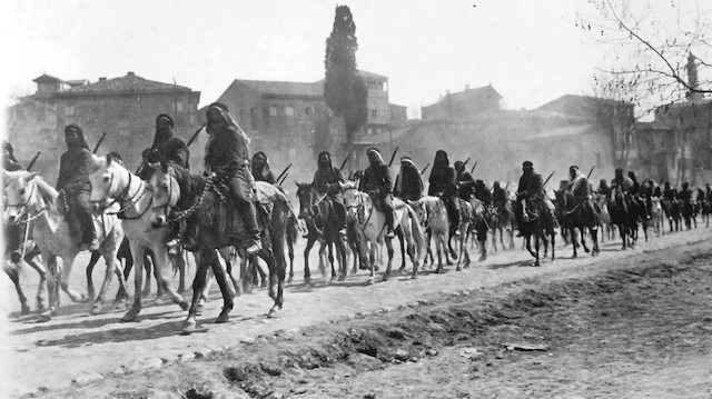 1912, Kürd Süvari Birliği Çatalca’dan (İST) geçerken.
