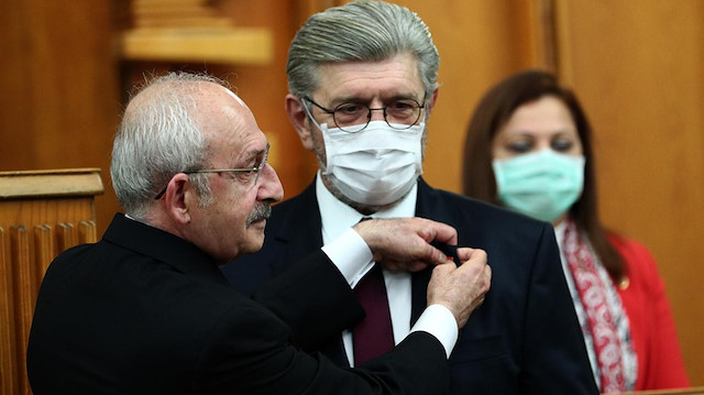 Saadet Partisi'nden istifa eden Cihangir İslam CHP'ye katılmış, rozetini Kılıçdaroğlu takmıştı.