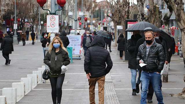 Şehirde kalabalığın yoğun olduğu meydan ve caddelerde vatandaşlar maske, sosyal mesafe ile hijyen konularında megafonla uyarılıyor.