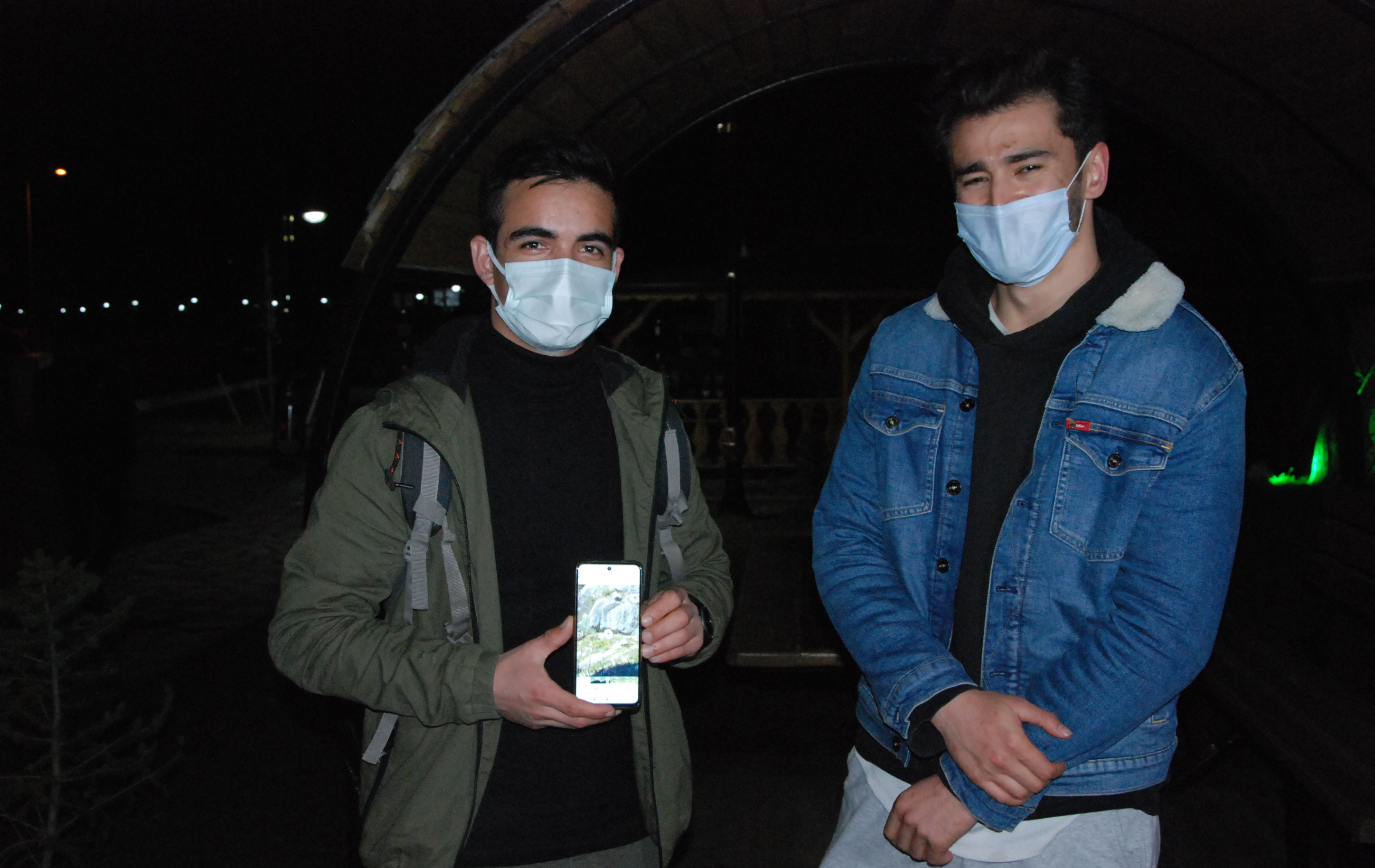 Milli Park’a geziye giden iki arkadaş, kış uykusundan uyanan ayı ile karşılaştı