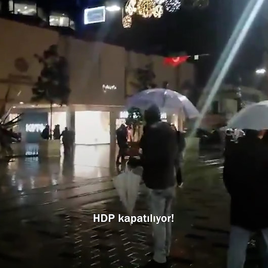 HDPye kapatılma davası açıldığını öğrenen bir vatandaş İstiklal Caddesinde Müjdeler olsun diye bağırdı