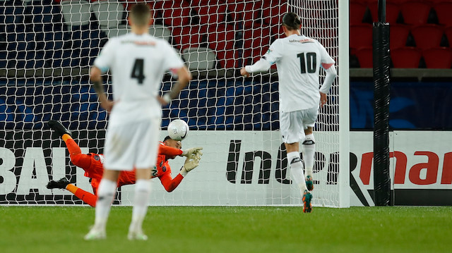 PSG ile Lille arasında oynanan Fransa Kupası maçında milli futbolcu Yusuf Yazıcı kazanılan penaltı atışını kaçırdı .