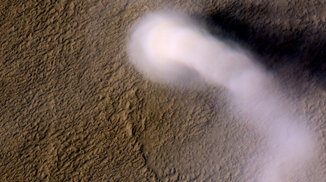 NASA, Mars'ta ilk kez toz şeytanı görüntüledi