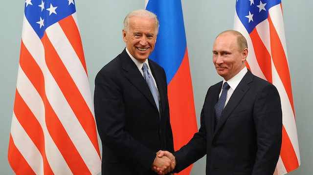 Joe Biden (solda), Vladimir Putin (sağda).