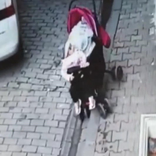 Bebek arabası kayan bebek ezilmekten kıl payı kurtuldu