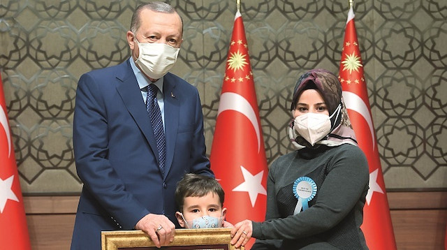Erdoğan, Şehit Teğmen Alim Keskin’in eşi ve oğluna madalya verdi.