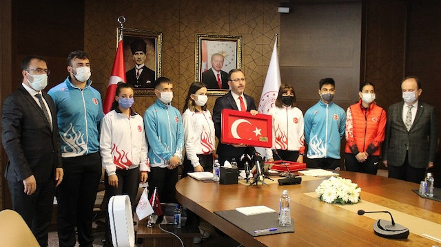 Çanakkaleli genç sporcular, Gelibolu’dan getirdikleri toprak, deniz suyu ve Türk Bayrağı’nı, Gençlik ve Spor Bakanı Mehmet Muharrem Kasapoğlu’na hediye etti.