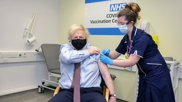 İngiltere Başbakanı Johnson eleştirilerin odağındaki AstraZeneca aşısını oldu