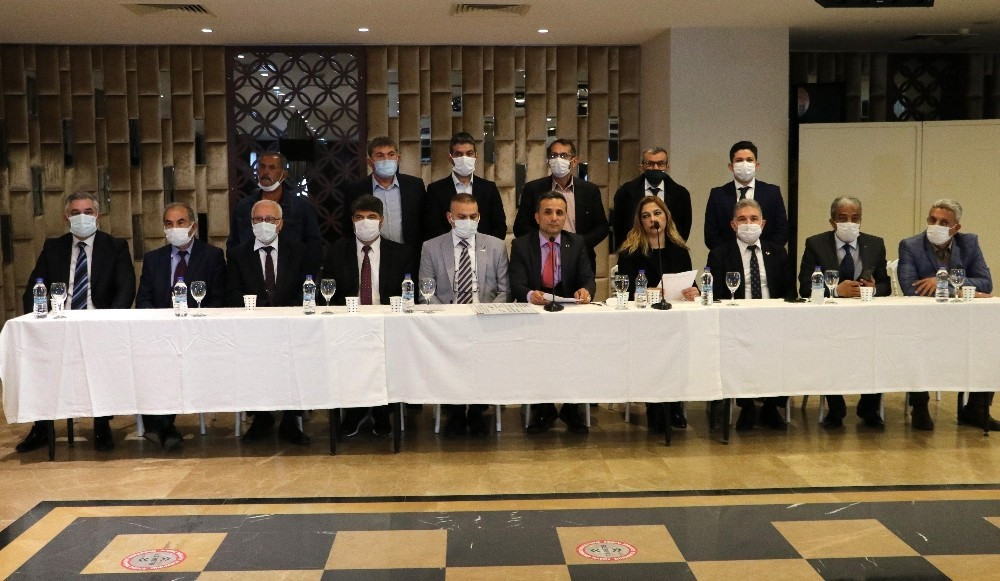 İYİ Parti Adana il ve ilçe teşkilatlarından toplam 29 kişi istifa ettiklerini açıkladı.