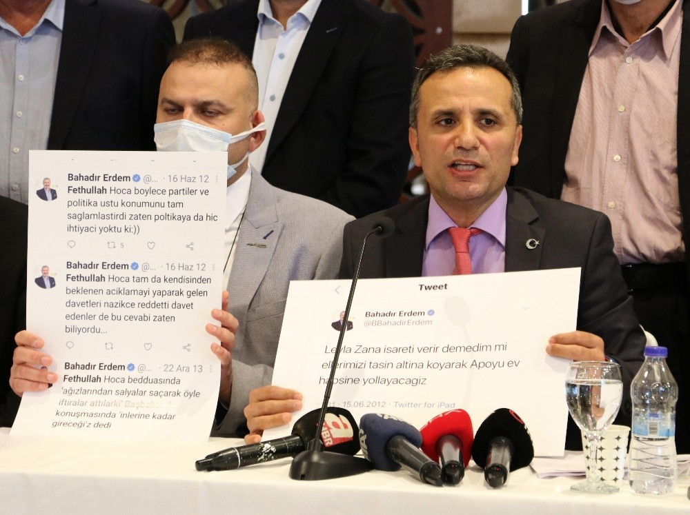 İYİ Parti Adana il ve ilçe teşkilatlarından toplam 29 kişi istifa ettiklerini açıkladı.