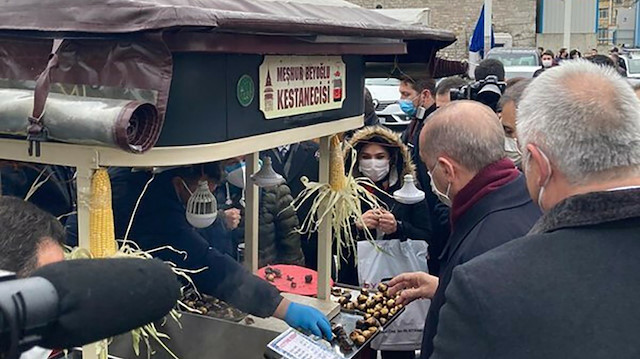 ​Erdoğan Taksim Meydanı'nda kestane ve mısır aldı.