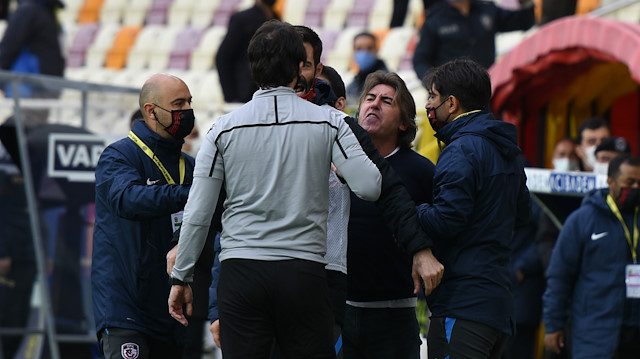 Gaziantep FK Teknik Direktörü Sa Pinto, itirazları nedeniyle oyundan ihraç edildi.