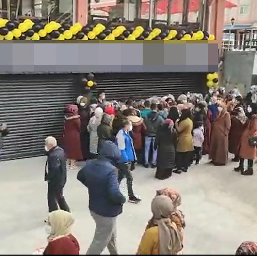 Diyarbakırda, koronavirüse rağmen indirim izdihamı