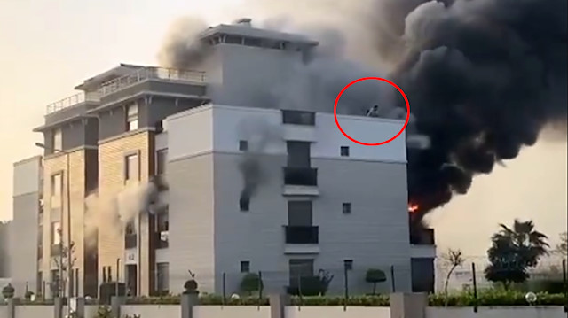 Antalya'da korkutan yangın; terasa çıkıp yardım istediler

