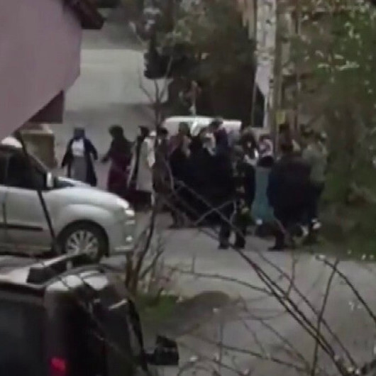 Ümraniyede pes dedirten görüntü: Korona tedbirlerini hiçe sayıp yol ortasında halay çektiler
