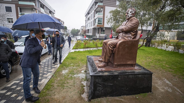 İzmir Büyükşehir Belediye Başkanı Tunç Soyer, Bekir Coşkun heykeline yönelik saldırıyı kınadı. 
